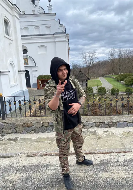 Я Эдуард, 21, из Херсона, ищу знакомства на одну ночь