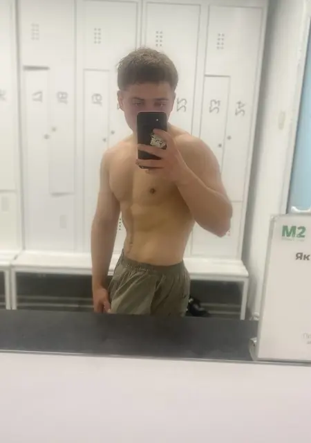 Я Руслан, 21, из Сум, ищу знакомство для приятного времяпровождения