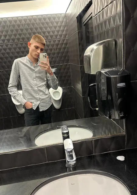 Я Hristiqn, 19, знакомлюсь на одну ночь в Софии