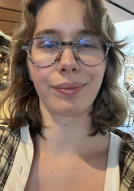 Soy Liza, 23 años de Barcelona, busco conocer gente para viaje