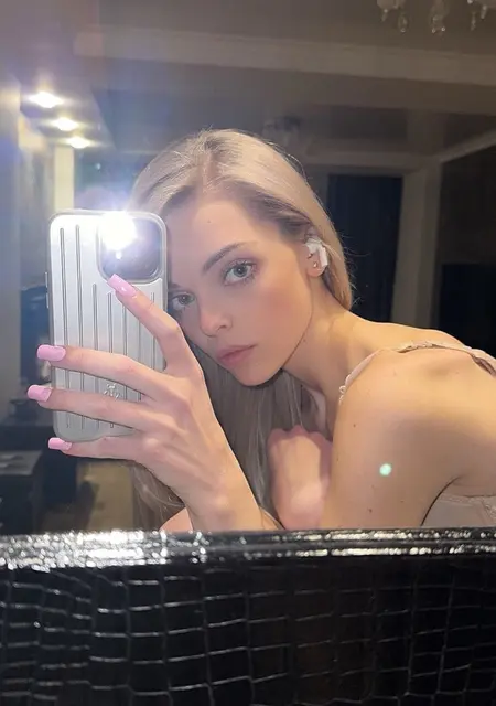 Я Кира, 19, знакомлюсь для приятного времяпровождения в Амстердаме