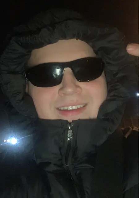 Я Леша, 19, из Чернигова, ищу знакомства на одну ночь