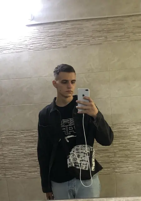 Я Андрей, 22 років, знайомлюсь для відкриті стосунки у Вишгород