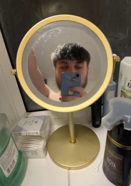 Void from Cardiff, 20 years old, ready to meet for no strings attached