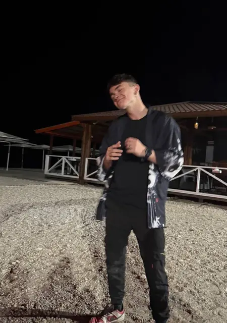 Я Ruslan, 18, из Амстердама, ищу знакомства без обязательств