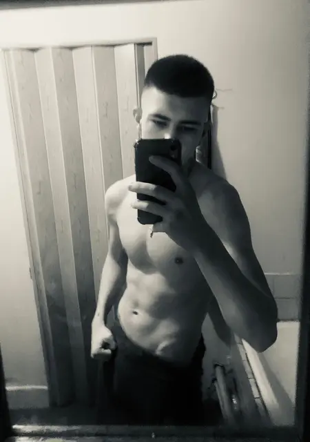 Влад из Сокаля, мне 19, познакомлюсь на одну ночь