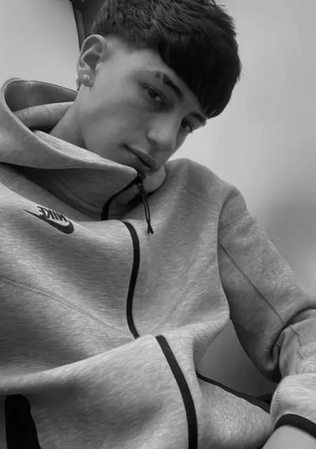 Soy Izan, 22 años de Zaragoza, busco conocer gente para lío de una noche