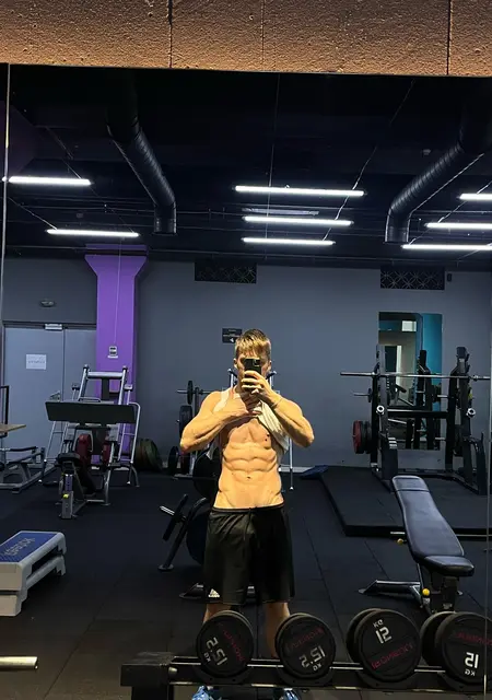 Я Артем, 19, из Ровно, ищу знакомства без обязательств