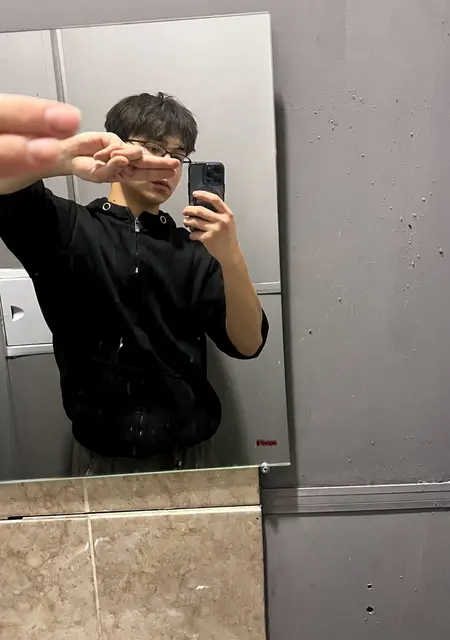 Я Нурик, 19, из Бухареста, ищу знакомства на одну ночь