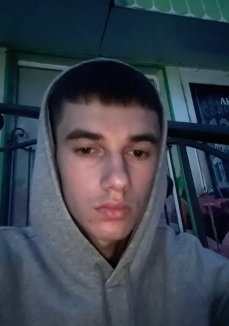 Я Sasha, 19, из Ужгорода, ищу знакомства без обязательств