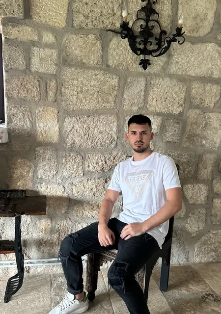 Я Multescu, 21, знакомлюсь для постоянных отношений в Бухаресте