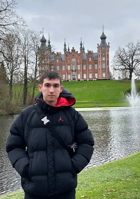 Nikita из Схарбек, мне 22, познакомлюсь для приятного времяпровождения