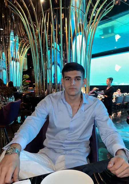 Я Василий, 27, знакомлюсь для дружбы в Гааге