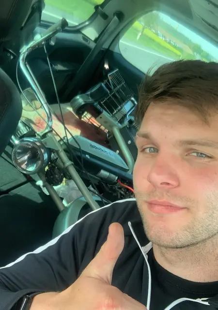 Я Alex Thomas, 23, из Брно, ищу знакомства без обязательств