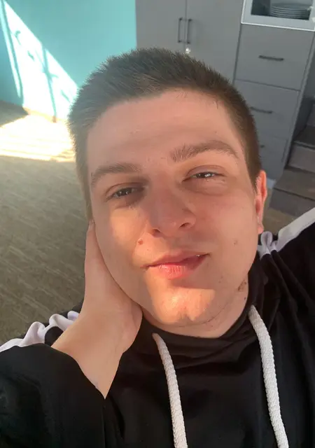 Артем из Славянска, мне 27, познакомлюсь для приятного времяпровождения