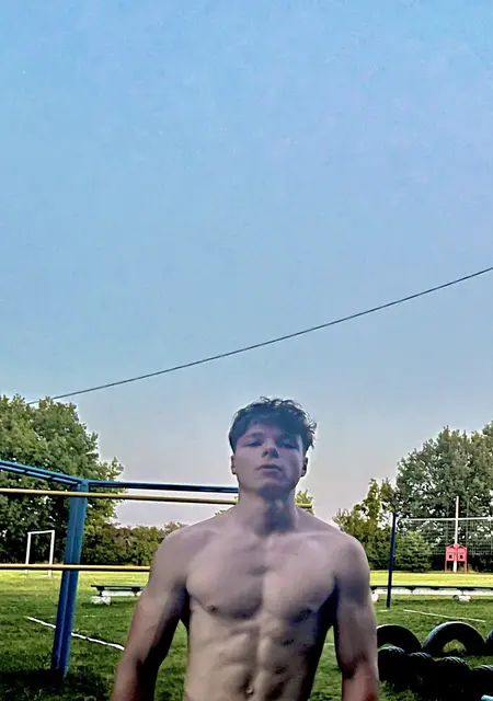 Сірьожа з Полтавы, мені 18 років, познайомлюсь для постійних стосунків