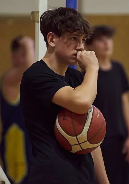 Adrian из Варшавы, мне 18, познакомлюсь для вирта