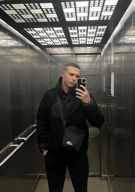 Kirill из Кривого Рога, мне 22, познакомлюсь для приятного времяпровождения