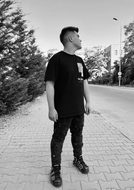 Alex из Бухареста, мне 21, познакомлюсь без обязательств