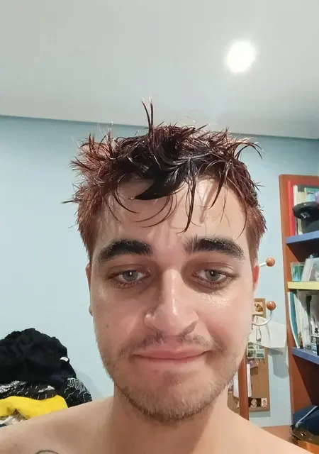 Soy David Alonso, 21 años de Vigo, busco conocer gente para relación a largo plazo