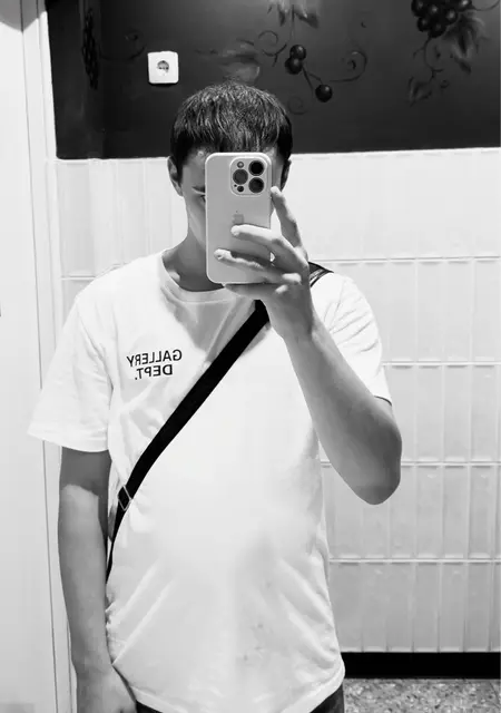 Александр из Донецка, мне 20, познакомлюсь без обязательств