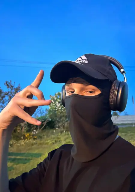 Я Денис, 19, из Лунинца, ищу знакомства без обязательств