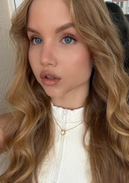 Я Лиа, 18, из Минска, ищу знакомство для постоянных отношений