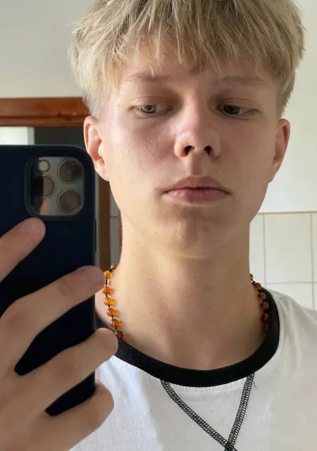 Я Олесь, 18, из Львова, ищу знакомство для открытые отношения