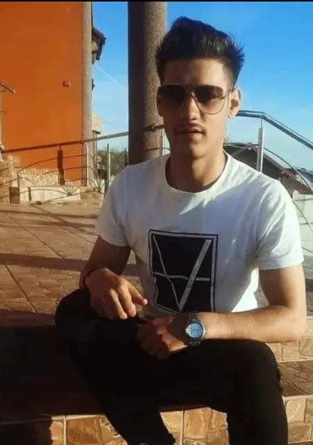 Я Dani, 19, из Бухареста, ищу знакомство для открытые отношения