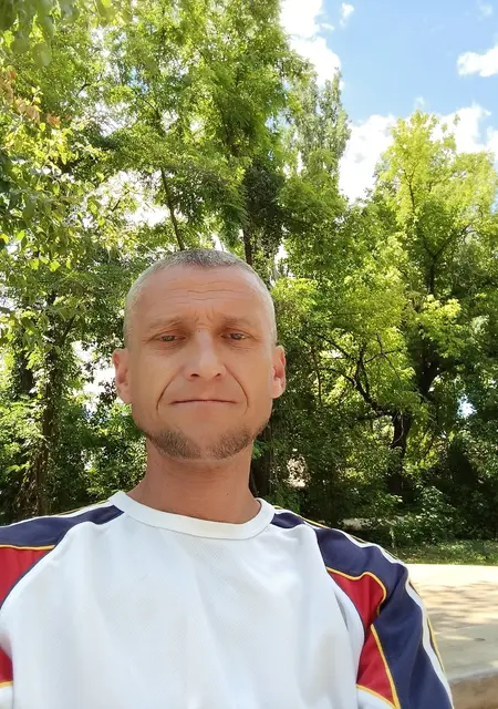 Роман из Луганска, мне 46, познакомлюсь для постоянных отношений