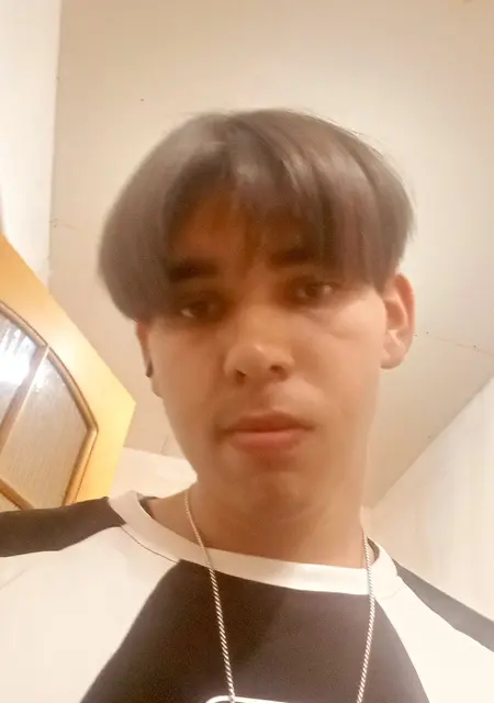 Я Богдан, 19, из Донецка, ищу знакомства на одну ночь