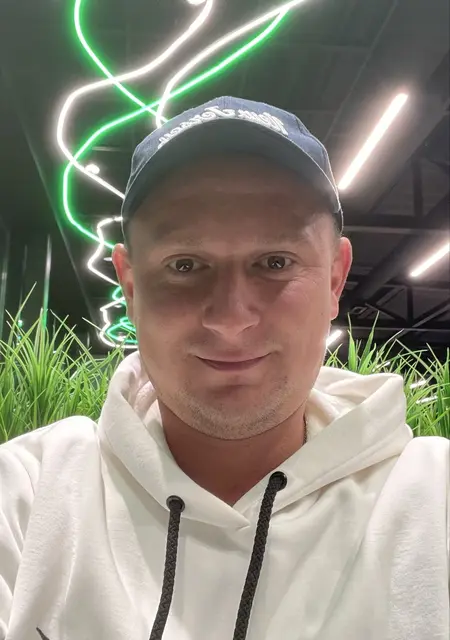 Я Юрій, 29, знакомлюсь для открытые отношения в Киеве