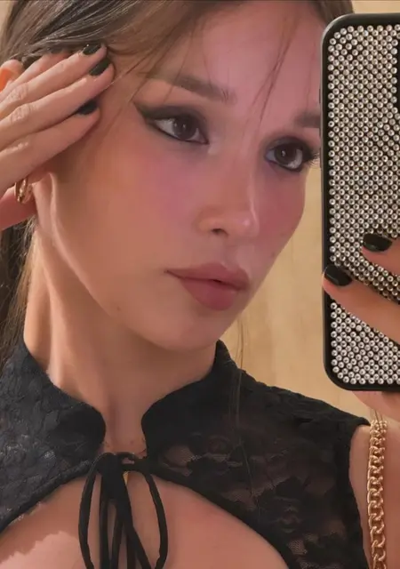 Я Вика, 22, из Со, ищу знакомство для приятного времяпровождения