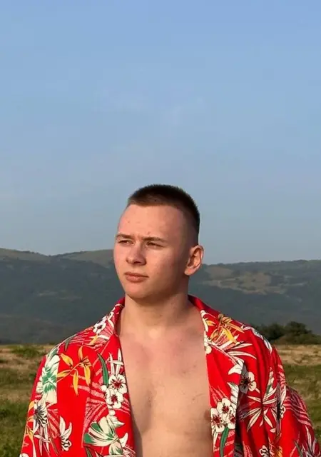 Максим из Амстердама, мне 21, познакомлюсь на одну ночь