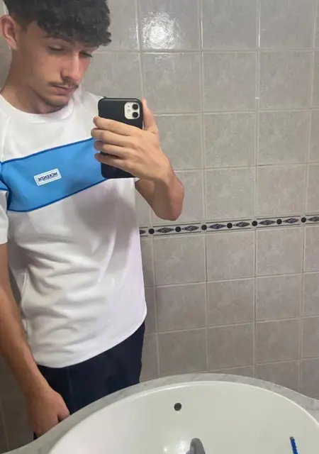 Soy Aaron, 18 años, conociéndome para relación sin ataduras en Málaga