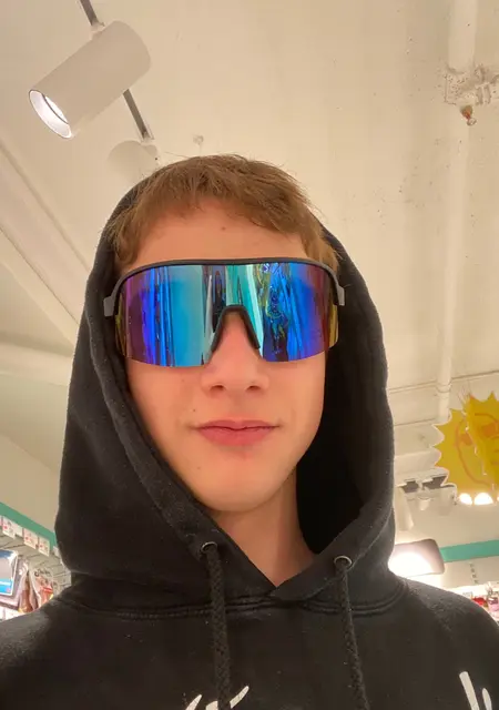 Я Максим, 19, знакомлюсь для открытые отношения в Тронхейм