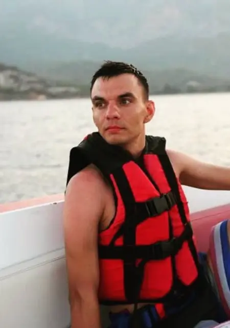 Ivan from Islington, 33 years old, ready to meet for one-night stand