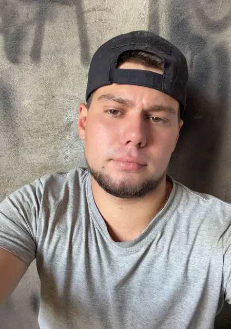 Maksim de Málaga, tengo 21 años, listo para conocer para relación abierta