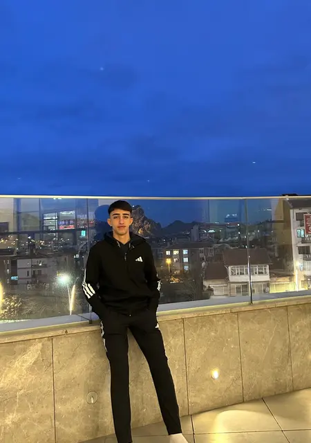 Furkan из Анкары, мне 19, познакомлюсь на одну ночь
