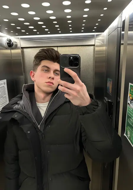 Я Павел, 20, из Парижа, ищу знакомства без обязательств