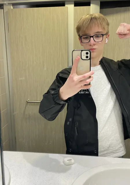 Я Zakhar, 18, знакомлюсь на одну ночь в Манчестере