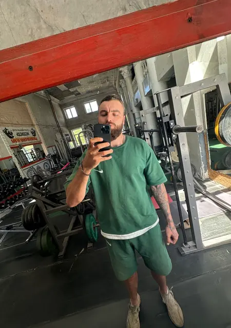 Виталий з Макіївки, мені 26 років, познайомлюсь для вірт