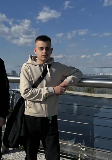 Илья из Славуты, мне 18, познакомлюсь на одну ночь