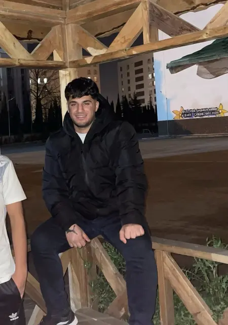 Enes из Бурсы, ищу на сайте знакомства на одну ночь