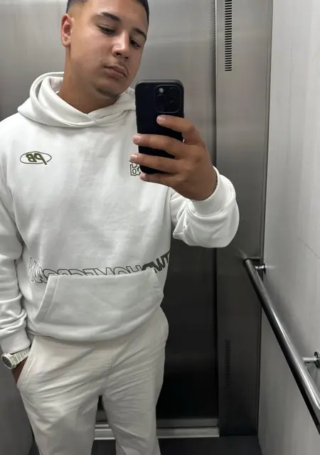 Я Yunes, 18, из Сарагосы, ищу знакомства на одну ночь