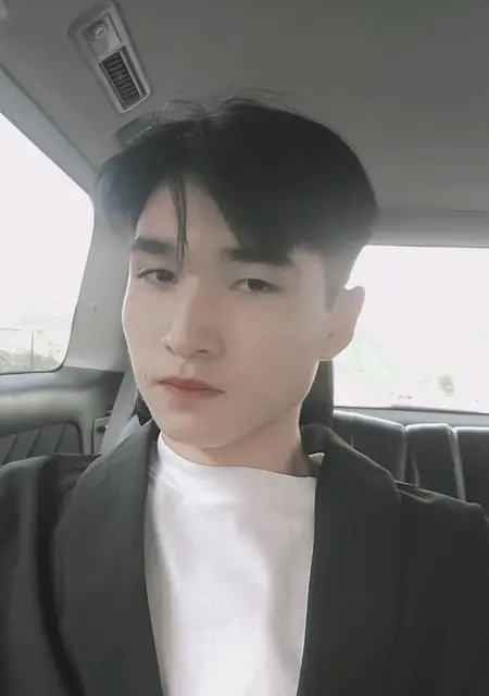 Я Olzhik, 19, знакомлюсь на одну ночь в Астане