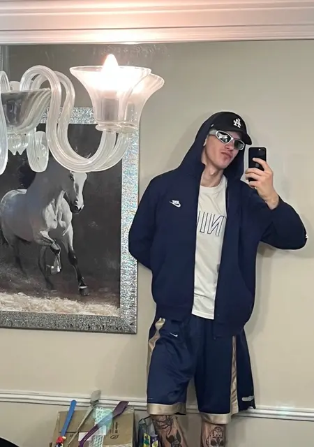 Я Кирилл, 20, из Астаны, ищу знакомство для совместных путешествий