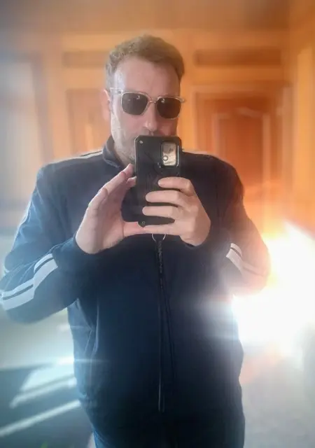 Soy Mario Villar, 48 años de Valencia, busco conocer gente para lío de una noche