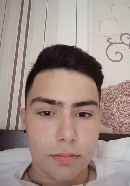 Я Денис, 24 років з Мелітополя, шукаю знайомства без зобов'язань