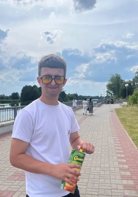 Я Стас, 19, из Барановичей, ищу знакомство для постоянных отношений